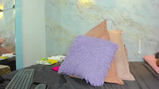 jones maddy  online show from 02.25.25