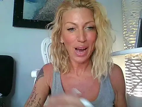 Snapshot of Weloveblue chatting on 11.26.25 Weloveblue online show from 11.26.25