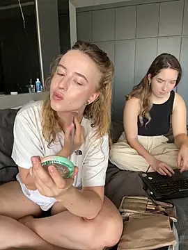 Snapshot of Nura_n_Sarah chatting on 09.17.25 Nura n Sarah online show from 09.17.25