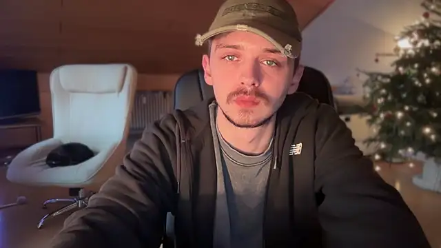 Snapshot of naked_psy chatting on 01.13.25 naked psy online show from 01.13.25