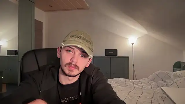 Snapshot of naked_psy chatting on 01.18.25 naked psy online show from 01.18.25