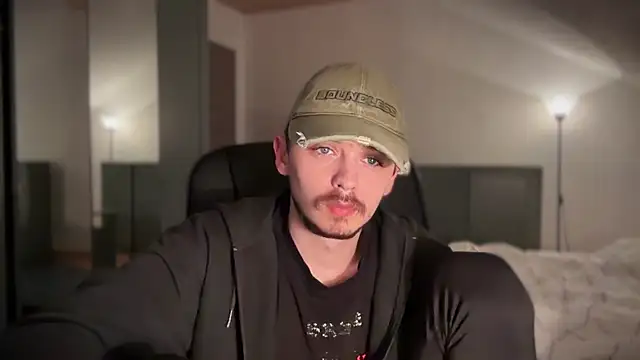 Snapshot of naked_psy chatting on 01.19.25 naked psy online show from 01.19.25