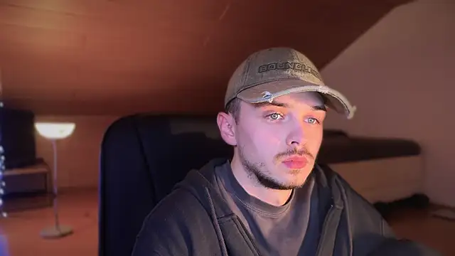 Snapshot of naked_psy chatting on 02.15.25 naked psy online show from 02.15.25