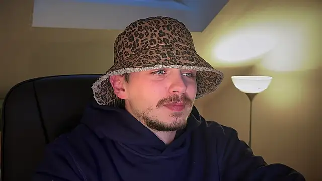 Snapshot of naked_psy chatting on 03.10.25 naked psy online show from 03.10.25