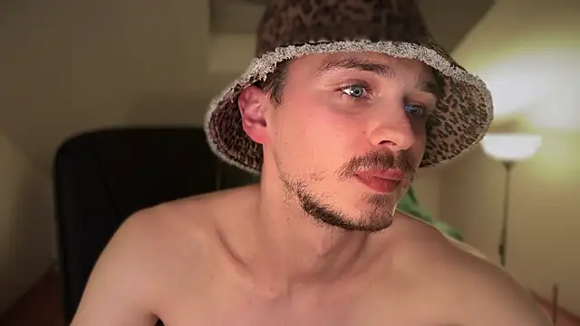 Snapshot of naked_psy chatting on 03.10.25 naked psy online show from 03.10.25