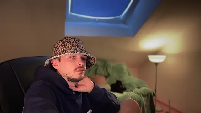 Snapshot of naked_psy chatting on 03.14.25 naked psy online show from 03.14.25