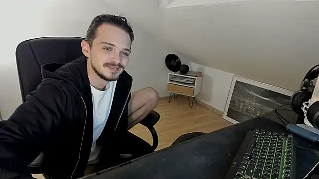 Snapshot of naked_psy chatting on 10.22.25 naked psy online show from 10.22.25