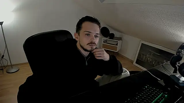 Snapshot of naked_psy chatting on 10.24.25 naked psy online show from 10.24.25