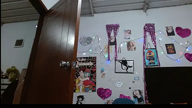 Snapshot of Saray_extrovert_ chatting on 02.13.25 Saray extrovert online show from 02.13.25