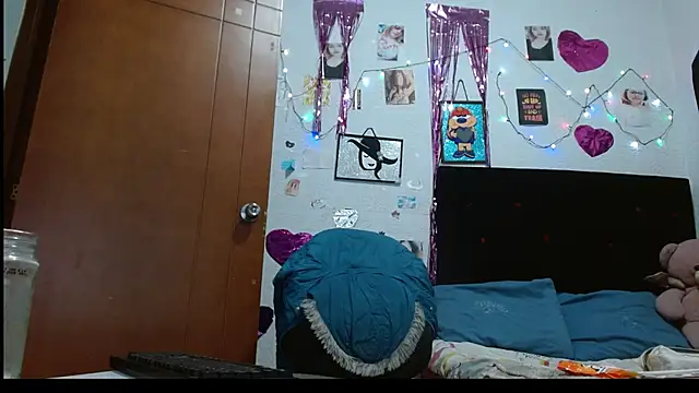 Snapshot of Saray_extrovert_ chatting on 02.18.25 Saray extrovert online show from 02.18.25