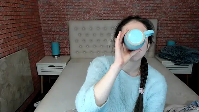 Holliy Cooper online show from 02.08.25