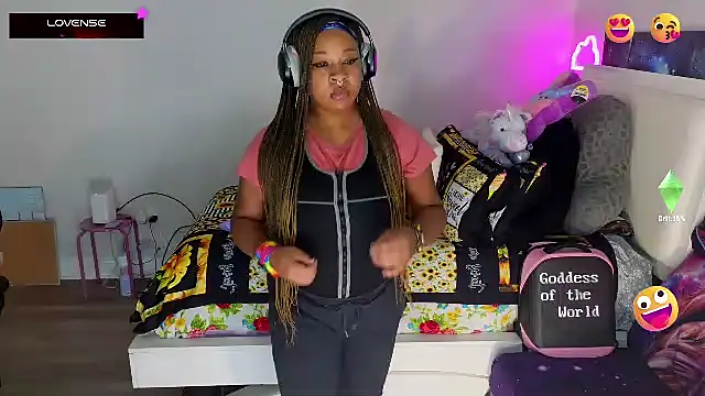 Snapshot of temptressbeauty24 chatting on 02.22.25 temptressbeauty24 online show from 02.22.25