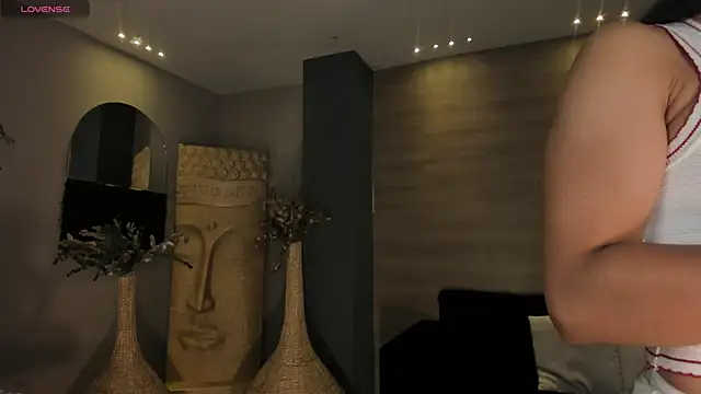 LizzHamilton   online show from 12.19.25