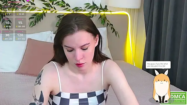 Snapshot of AmaliaBell chatting on 10.28.25 AmaliaBell online show from 10.28.25