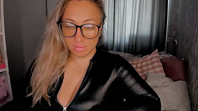 Snapshot of CumOnMy_Tits chatting on 10.12.25 CumOnMy Tits online show from 10.12.25