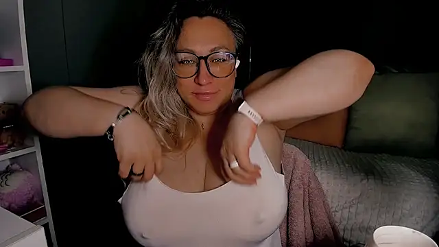 Snapshot of CumOnMy_Tits chatting on 06.20.26 CumOnMy Tits online show from 06.20.26
