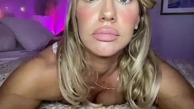 Snapshot of Fitnessbabe69 chatting on 03.11.25 Fitnessbabe69 online show from 03.11.25